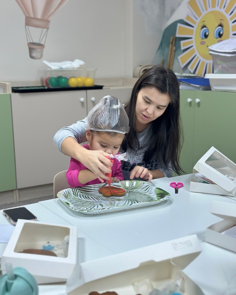 Мама и малыш украшают пряник